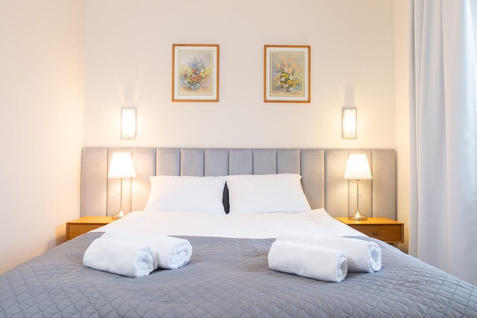 Bed, Photo of the whole room, Bedroom, towels