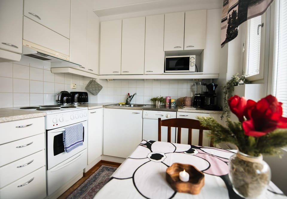 Coffee/tea facilities, Kitchen or kitchenette, Dining area, dishwasher, microwave, oven, stove