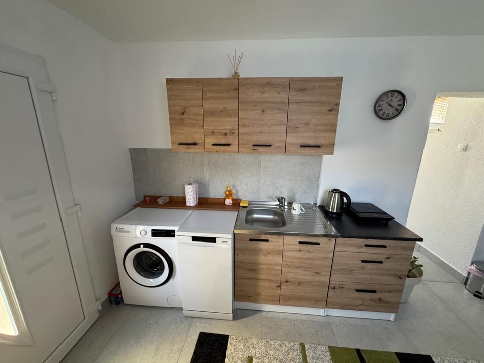 Kitchen or kitchenette, washing machine
