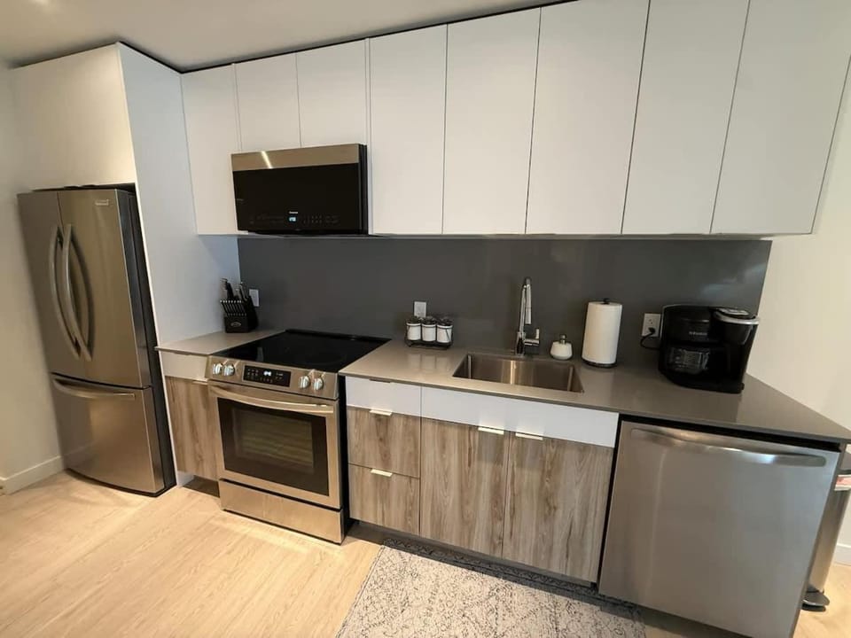 Bright warm & spacious 1 BR in North End Halifax Apartment in Dartmouth