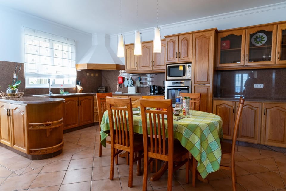 Kitchen or kitchenette, Dining area, dishwasher, oven, stove, toaster