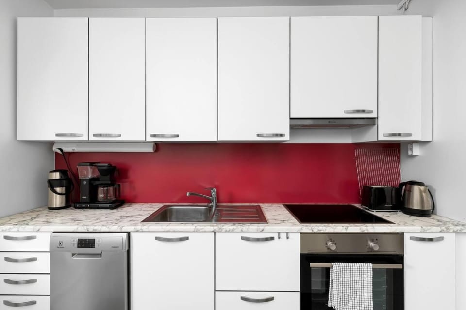 Coffee/tea facilities, Kitchen or kitchenette, dishwasher, oven, stove, kitchen
