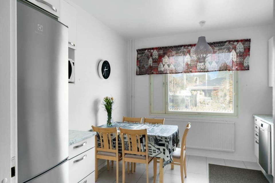Kitchen or kitchenette, Dining area, microwave, kitchen
