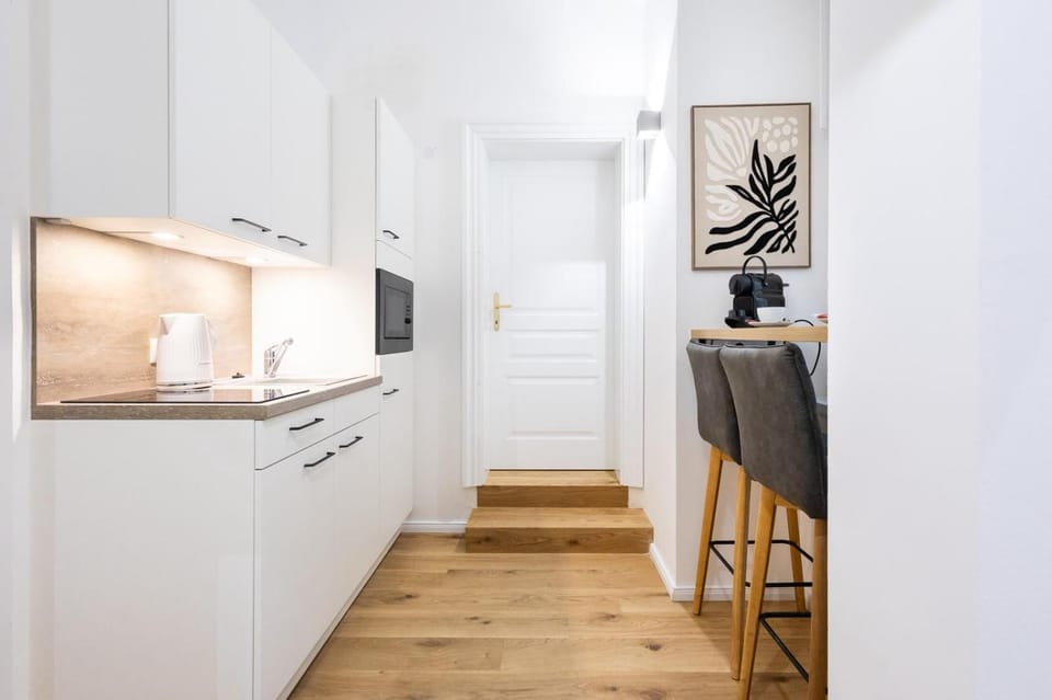 Kitchen or kitchenette, Dining area, minibar, oven