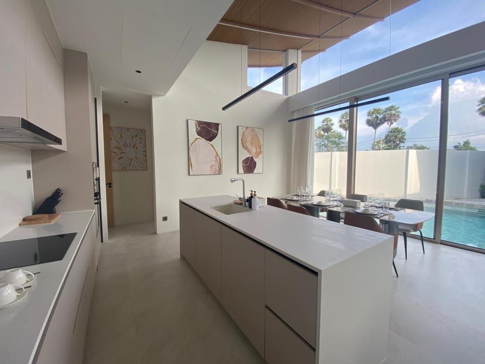 Dining area, Pool view