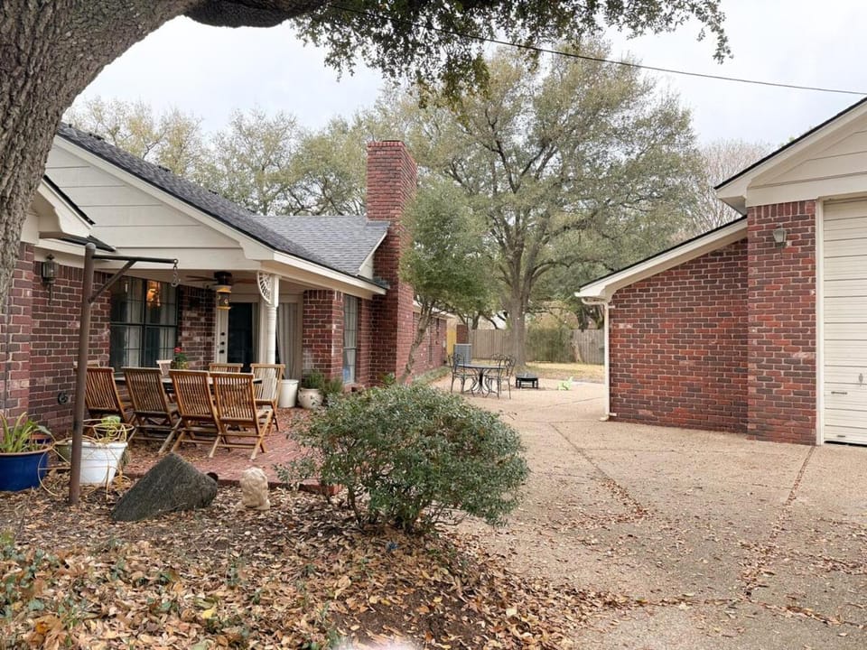 Blue Bonnet Cottage Bed and Breakfast in Waco