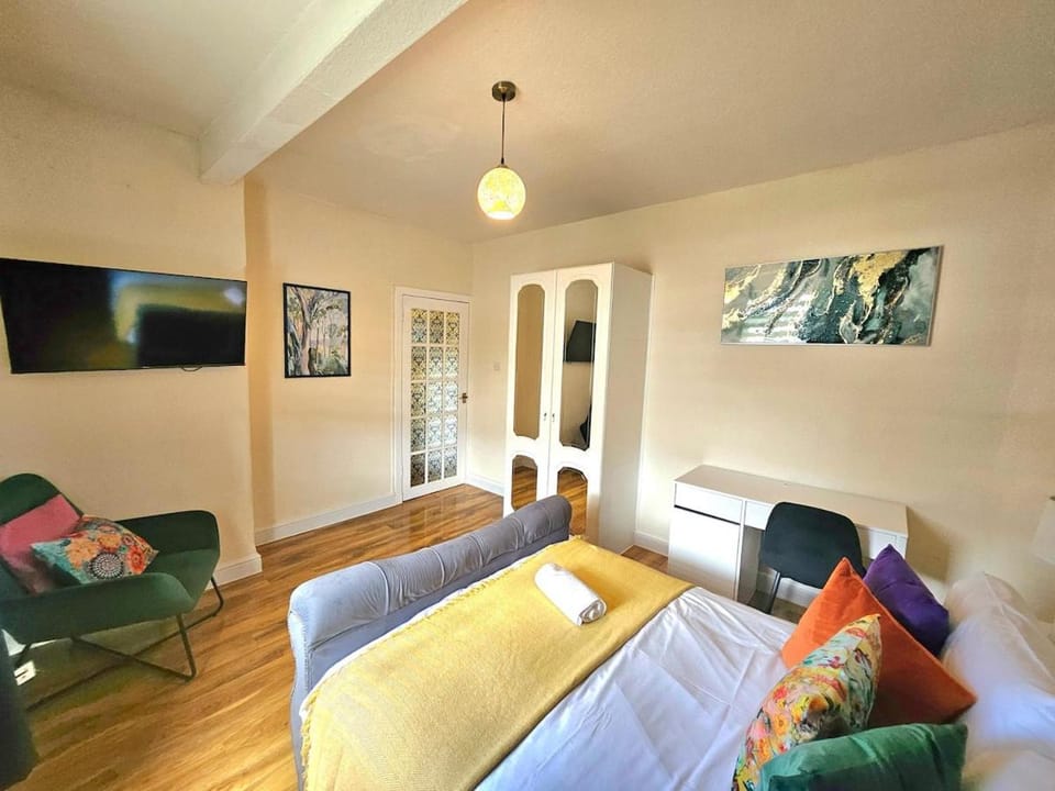 2 Bed Apt, 4 Beds, 3 TVs Plus Parking Apartment in Edinburgh