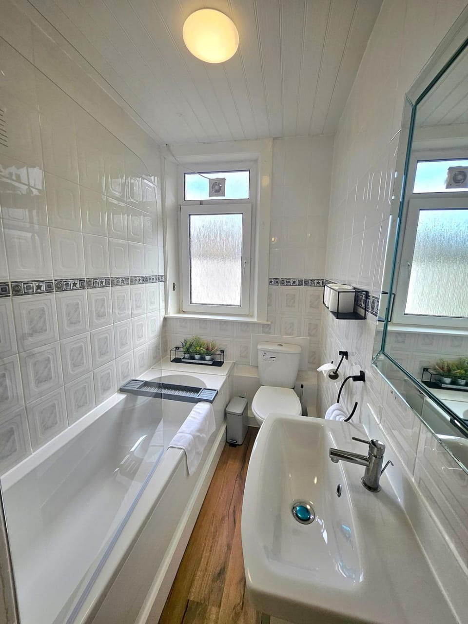 2 Bed Apt, 4 Beds, 3 TVs Plus Parking Apartment in Edinburgh