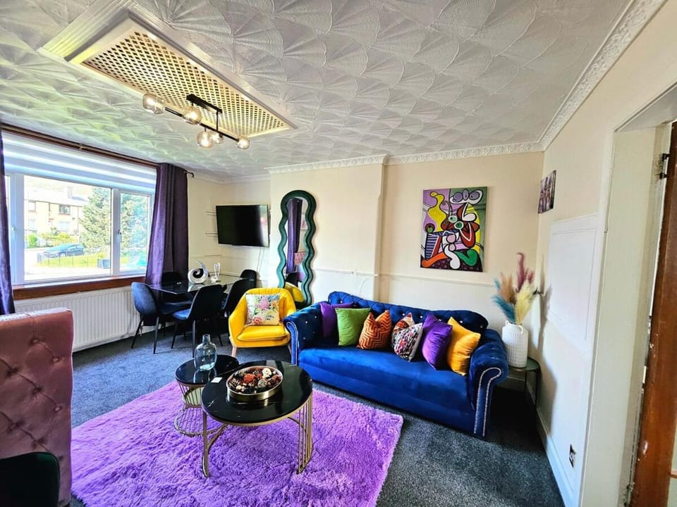 2 Bed Apt, 4 Beds, 3 TVs Plus Parking Apartment in Edinburgh