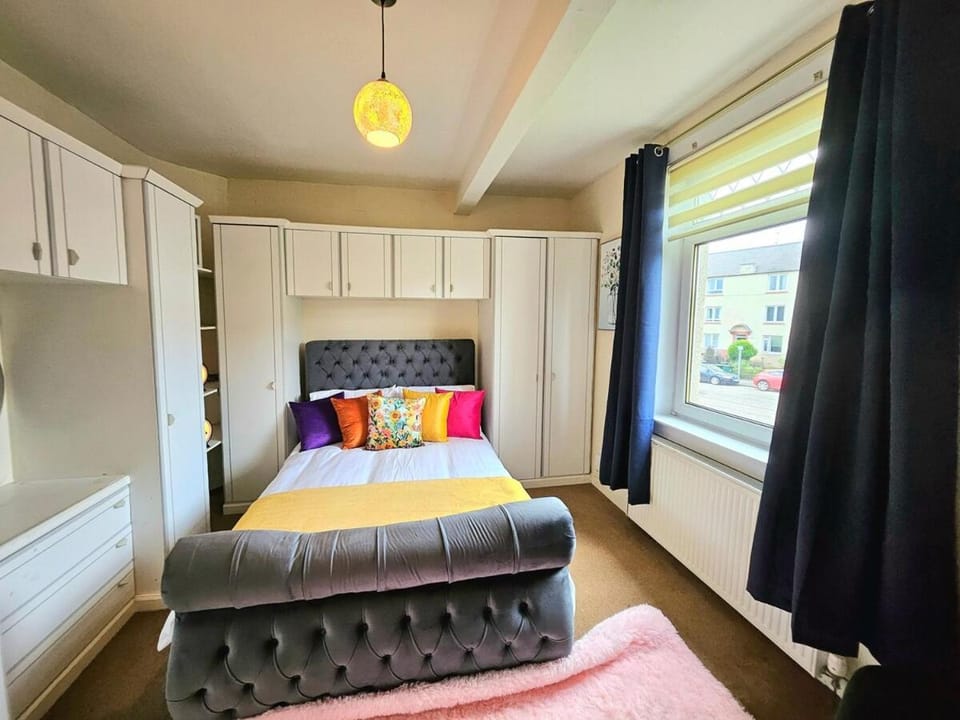 2 Bed Apt, 4 Beds, 3 TVs Plus Parking Apartment in Edinburgh