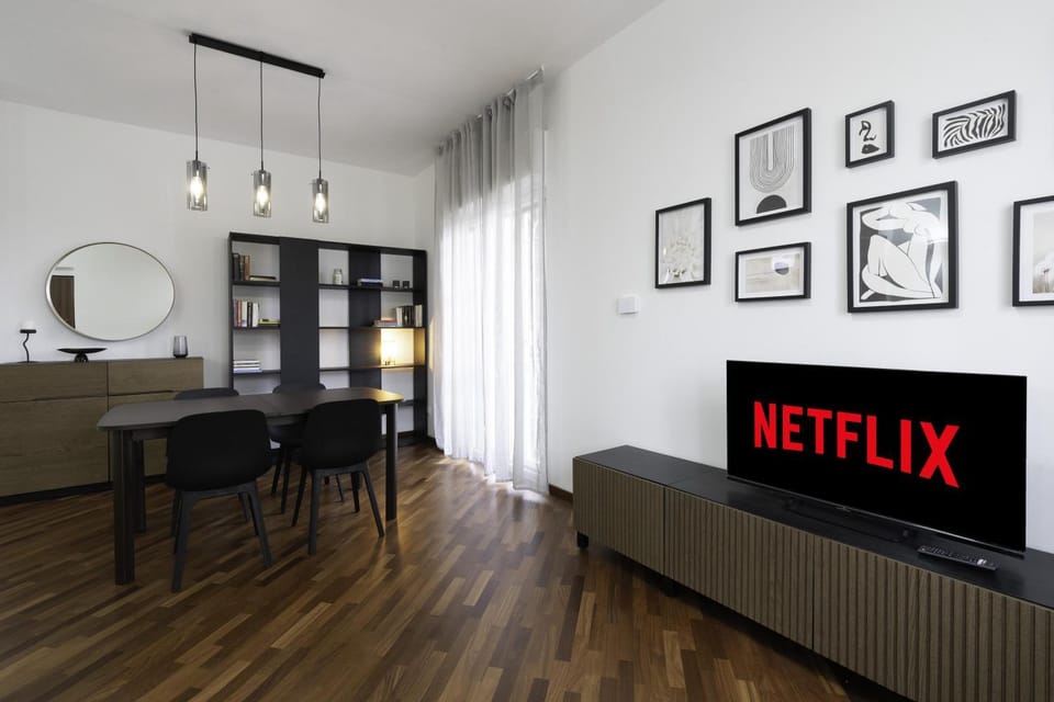 Communal lounge/ TV room, TV and multimedia, Living room, Seating area, Dining area, Evening entertainment