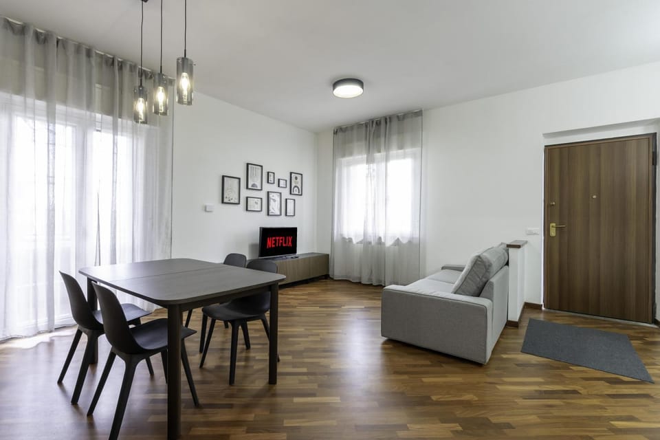 TV and multimedia, Living room, Seating area, Dining area