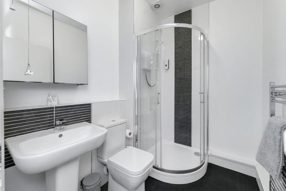 Spacious 6-Bed Home Sleeps 12, Near Highfields Park Bed and Breakfast in Nottingham
