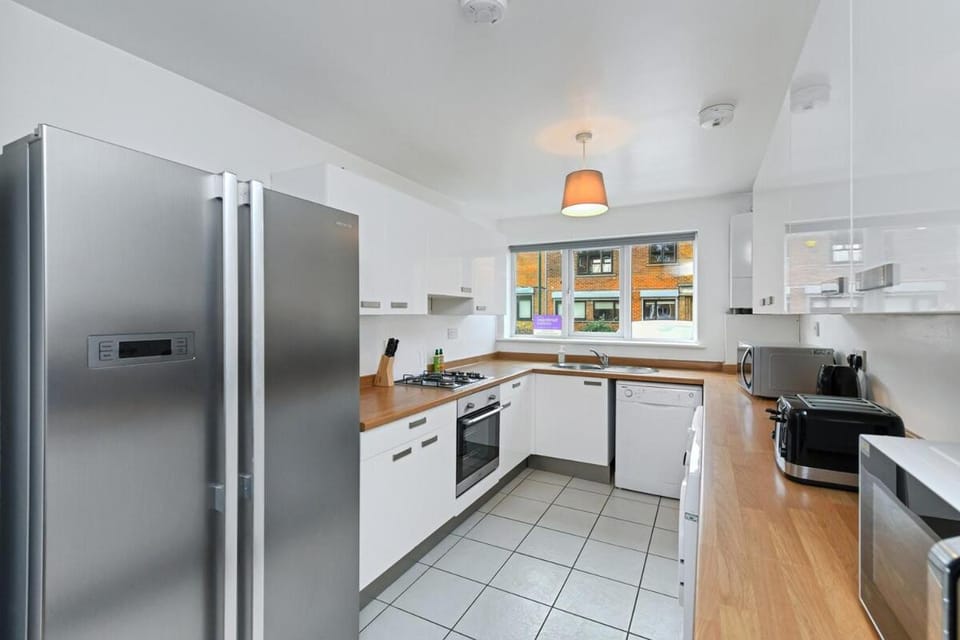Spacious 6-Bed Home Sleeps 12, Near Highfields Park Bed and Breakfast in Nottingham