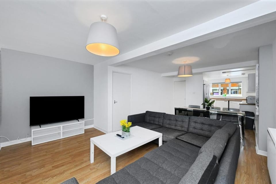 Spacious 6-Bed Home Sleeps 12, Near Highfields Park Bed and Breakfast in Nottingham