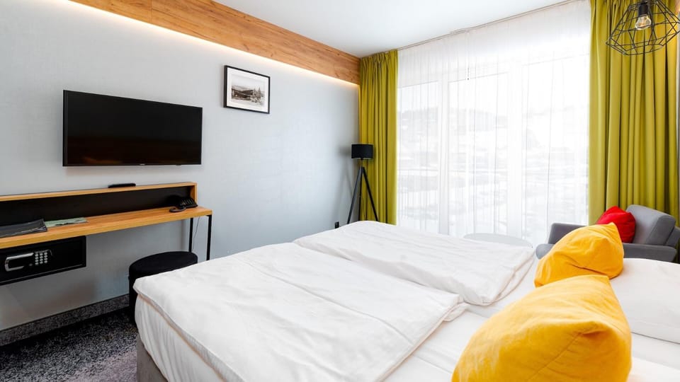 Bed, TV and multimedia, Photo of the whole room, Bedroom