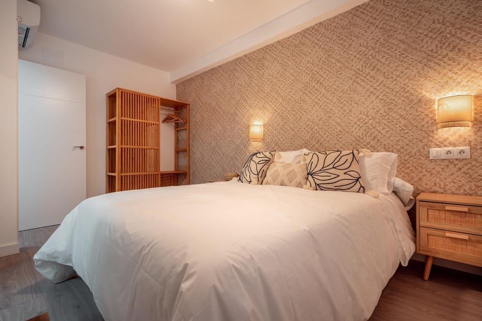 Bed, Photo of the whole room, Bedroom, wardrobe, air conditioner