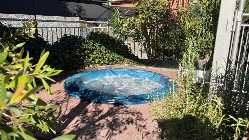 Garden, Hot Tub