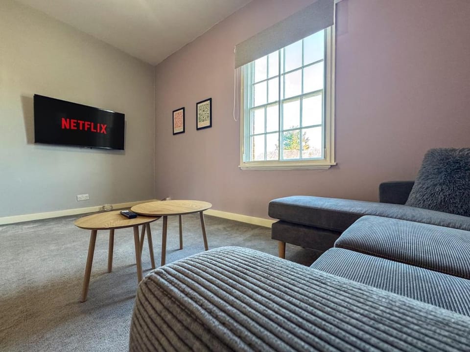 Stylish 2BDR Apartment By Torr Property Group Short Lets & Serviced Accommodation With Free WiFi Stratford Upon Avon Apartment in Stratford-upon-Avon