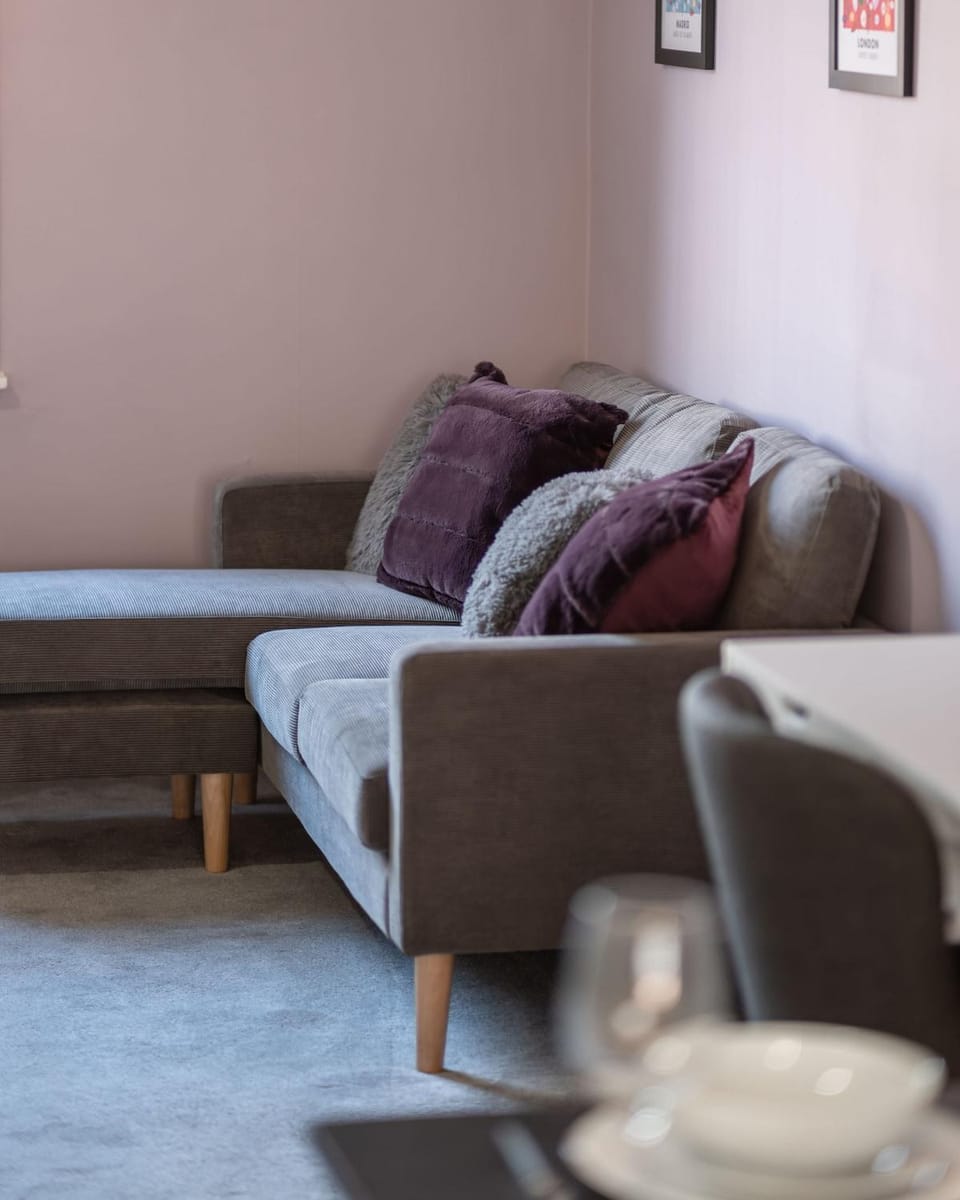 Stylish 2BDR Apartment By Torr Property Group Short Lets & Serviced Accommodation With Free WiFi Stratford Upon Avon Apartment in Stratford-upon-Avon