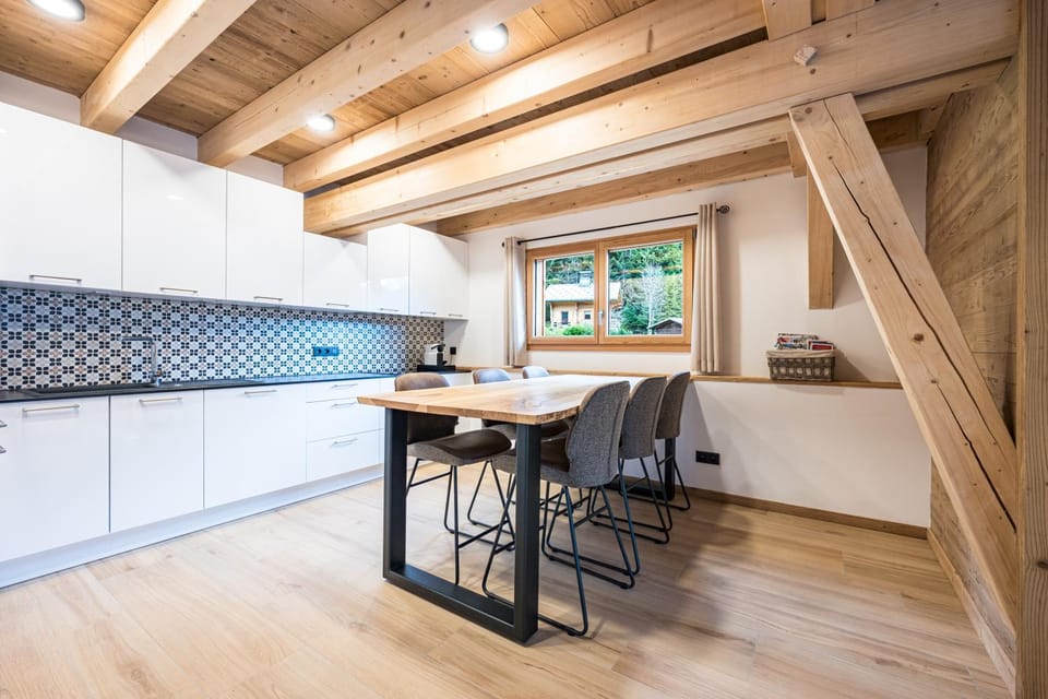 Kitchen or kitchenette, Dining area