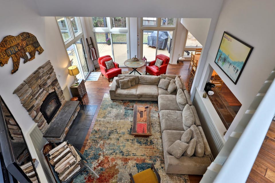Renovated 4BR House - Hot Tub, Game Room & Fire Pit - 11 Mins to Killington Lifts & Dining House in Mendon