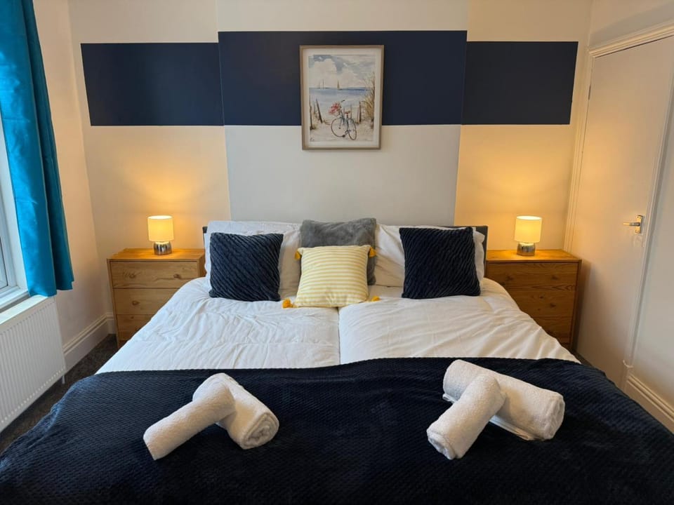 The Tewkesbury Modern Retreat Sleeps 7 House in Leicester
