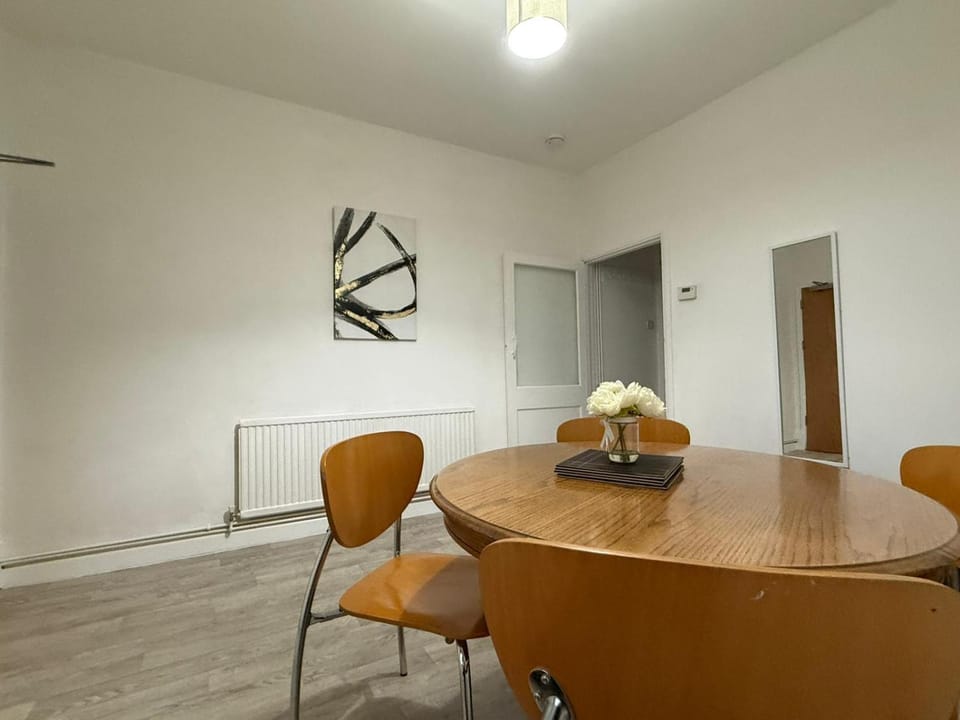 The Tewkesbury Modern Retreat Sleeps 7 House in Leicester