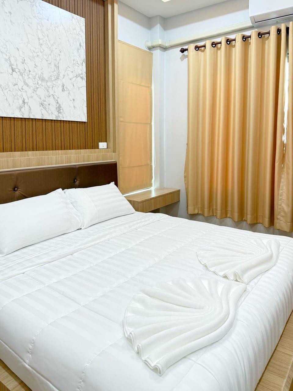 Bed, Photo of the whole room, Bedroom, towels