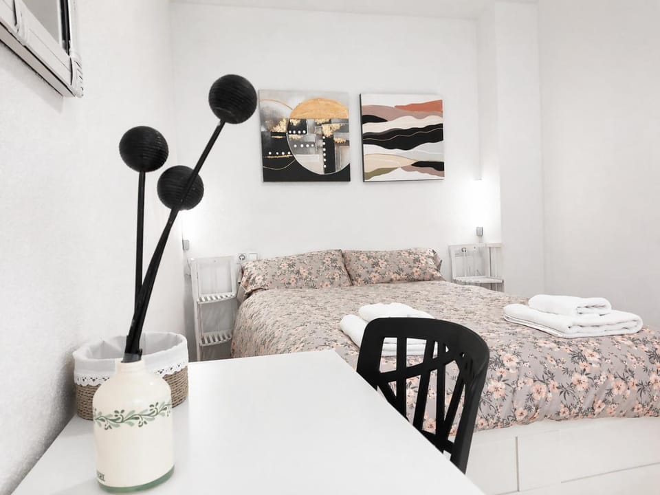Bed, Seating area, Bedroom