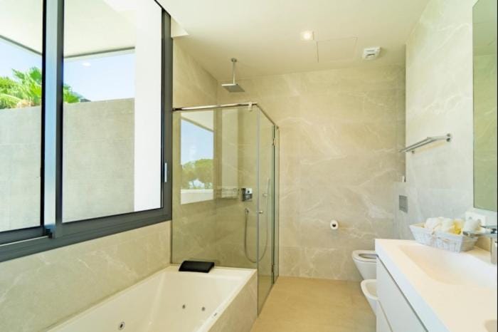 Ultra Luxury 5 Bedroom Retreat with Rooftop Solarium Villa in Marbella