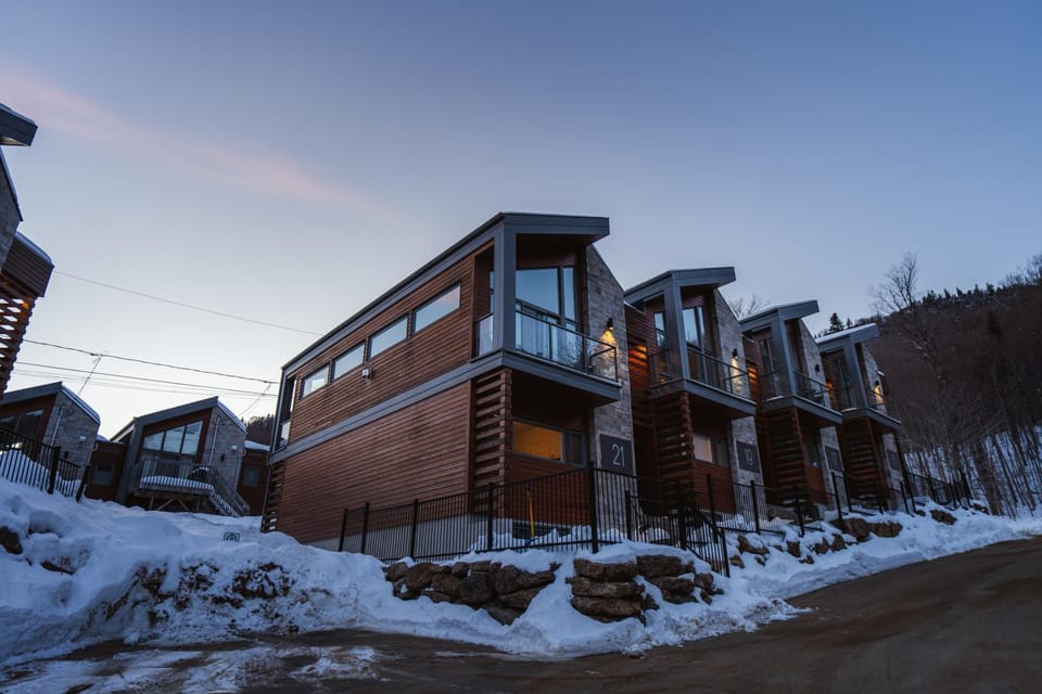 Spa privé et billard pret de la montagne de ski Stoneham 12 personnes Chalet in Quebec