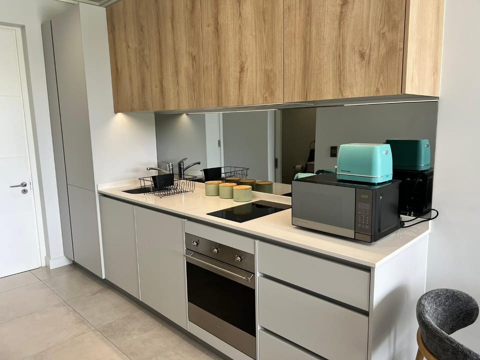 Coffee/tea facilities, Kitchen or kitchenette, stove, toaster