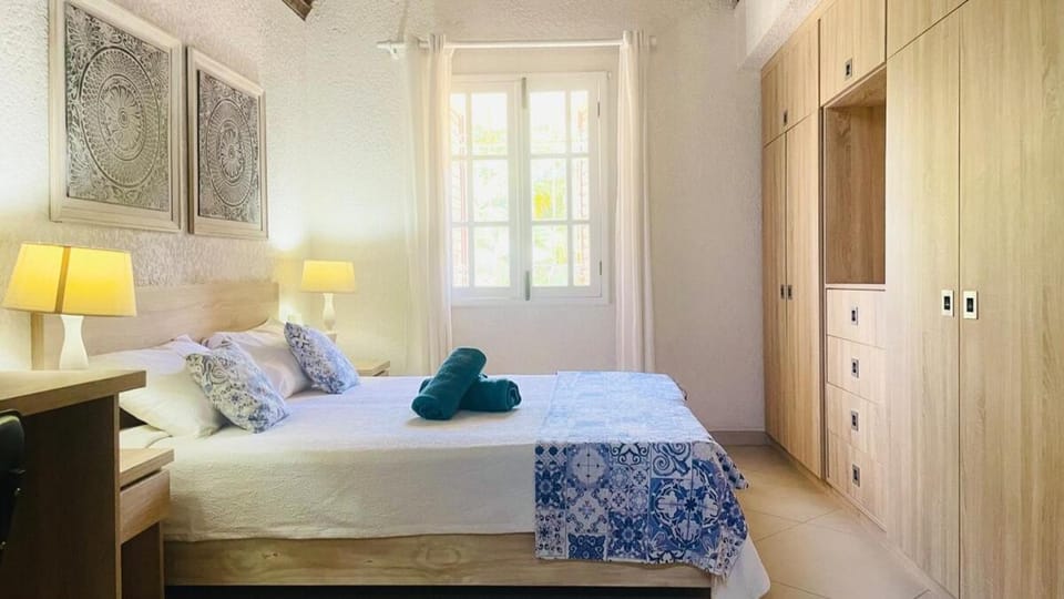 Charming House with Direct Beach Access -Pereybere House in Grand Baie