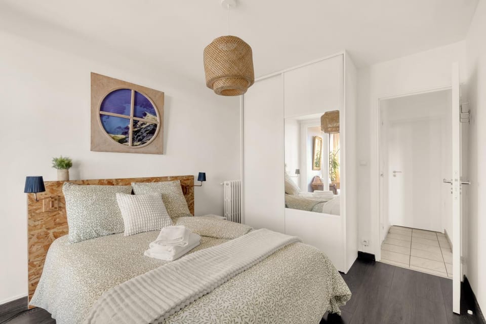 Photo of the whole room, Bedroom
