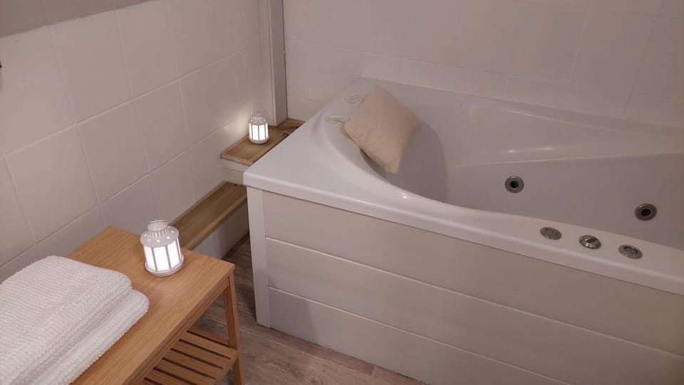 Hot Tub, Bathroom, Bath, towels