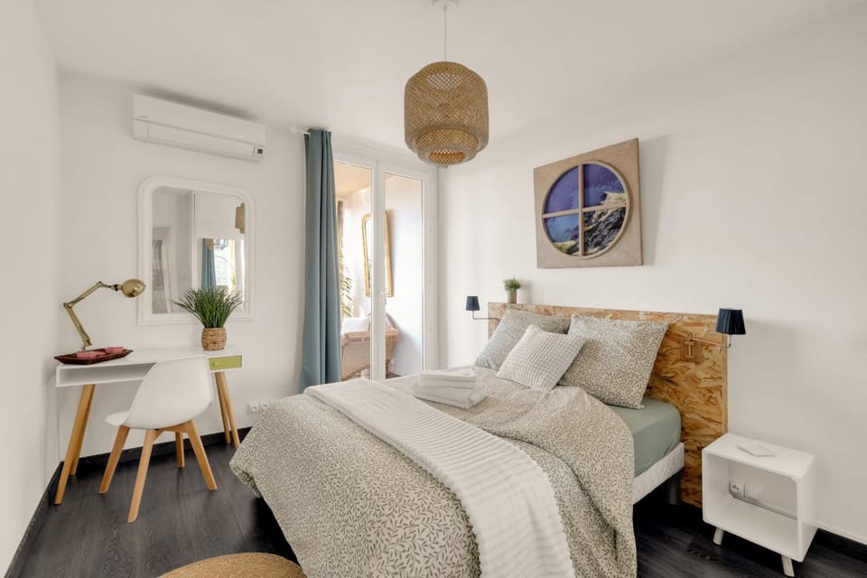 Photo of the whole room, Bedroom