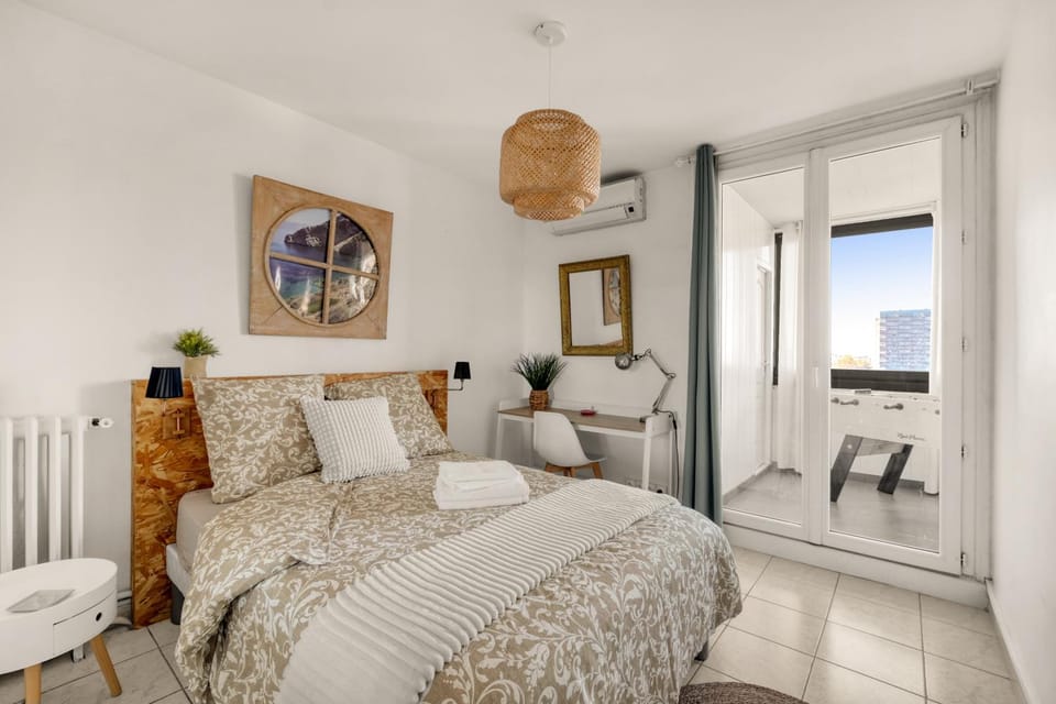 Photo of the whole room, Bedroom