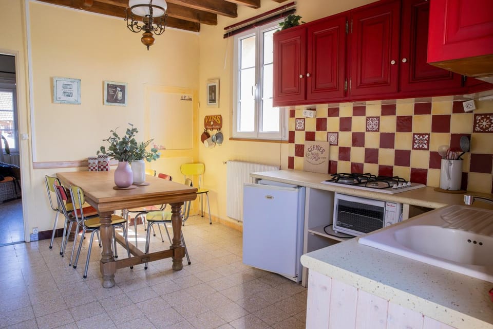 Property building, Kitchen or kitchenette, Living room