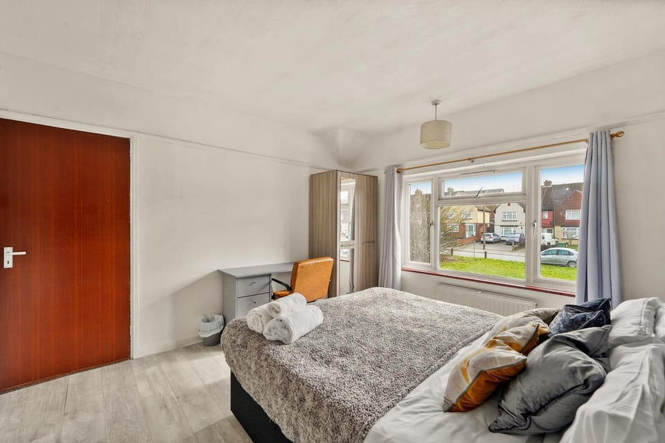 Large House with Parking and Garden - Sleeps 7 House in Maidstone