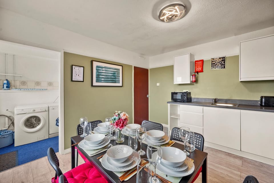 Large House with Parking and Garden - Sleeps 7 House in Maidstone