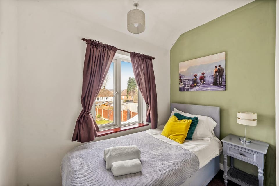 Large House with Parking and Garden - Sleeps 7 House in Maidstone