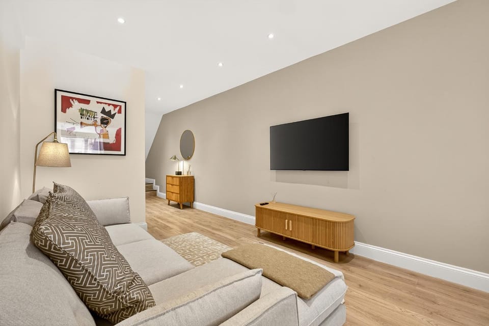 TV and multimedia, Living room, Seating area, Evening entertainment