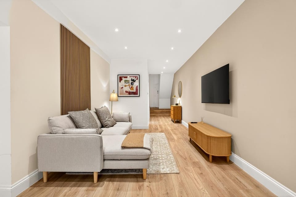TV and multimedia, Living room, Seating area, Evening entertainment