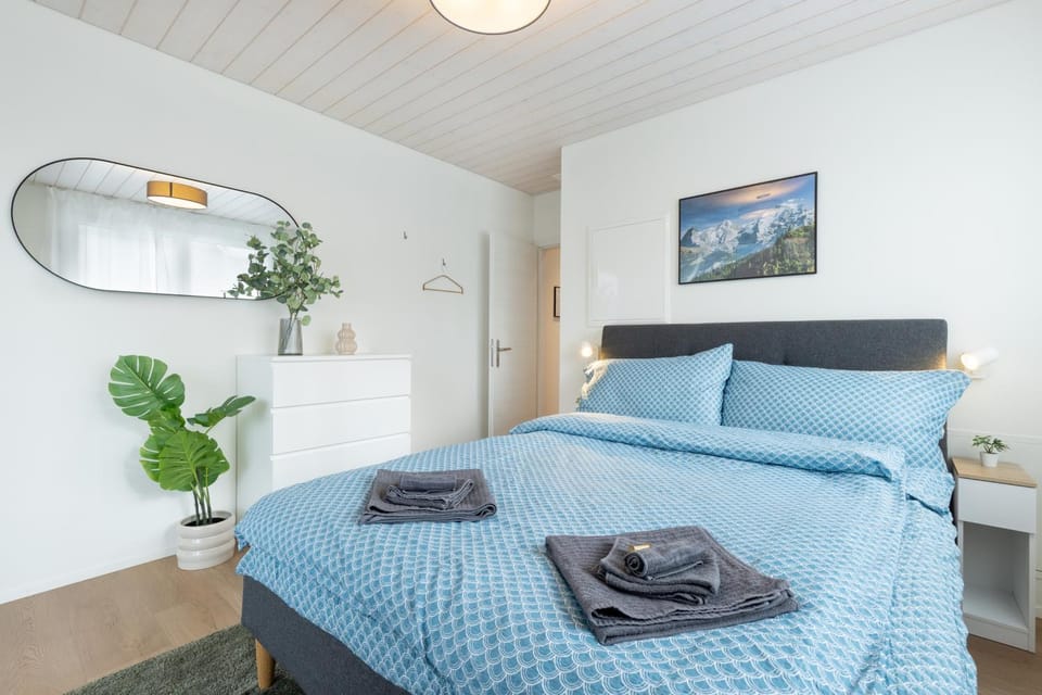 Bed, Photo of the whole room, Bedroom, towels