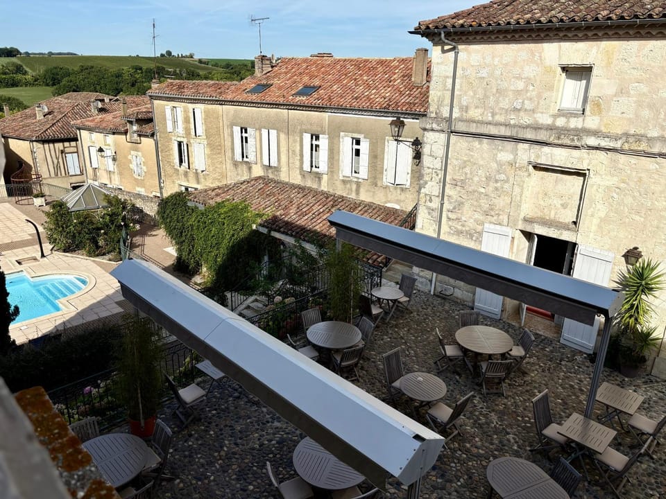 Restaurant/places to eat, Balcony/Terrace