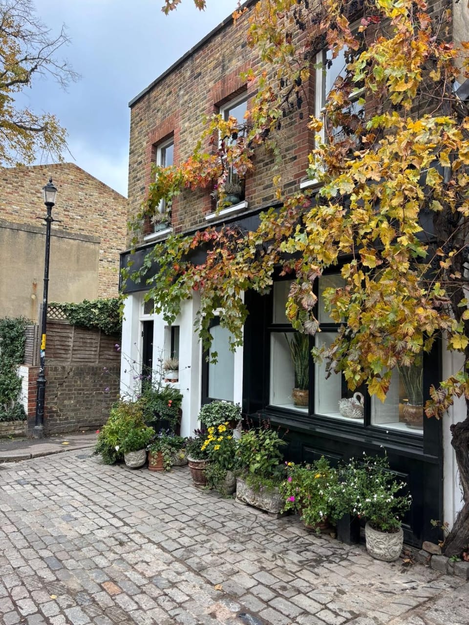 Refurbished flat in stunning coach house Apartment in London Borough of Southwark