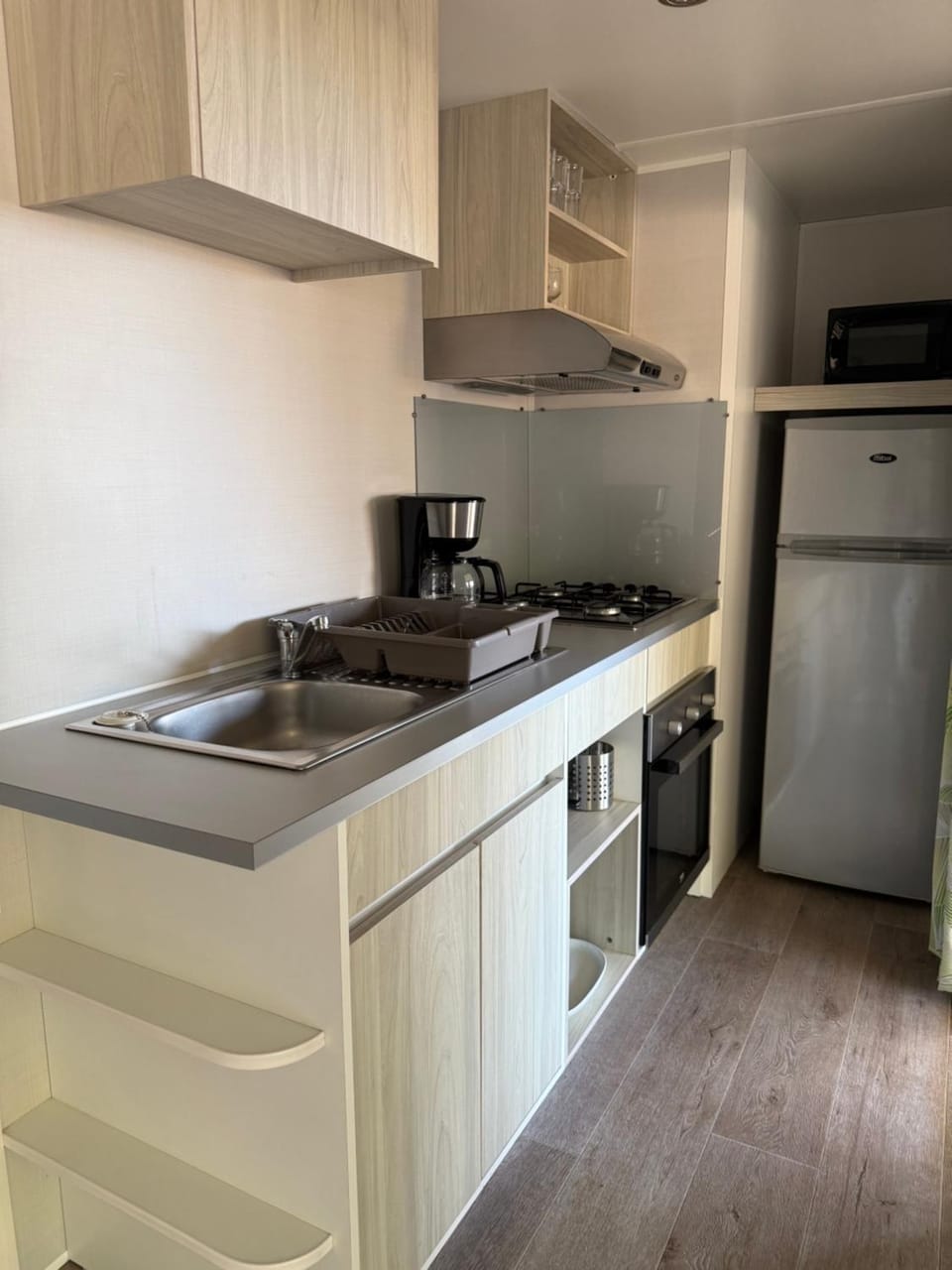 Kitchen or kitchenette, oven, stove