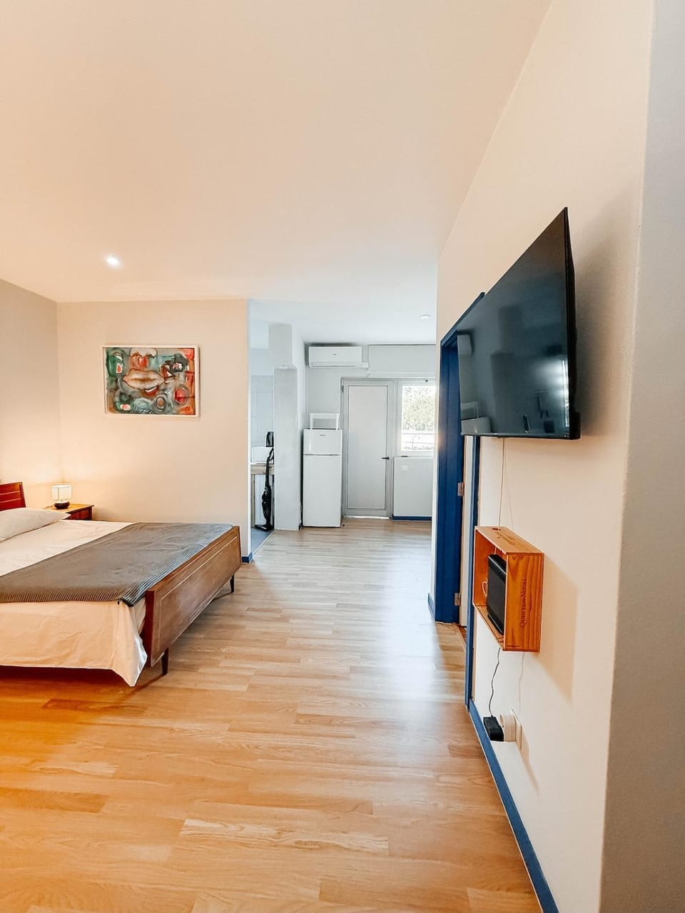 Bed, TV and multimedia, Photo of the whole room