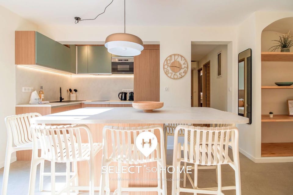 Kitchen or kitchenette, Living room, Seating area, Dining area, pet friendly, stove